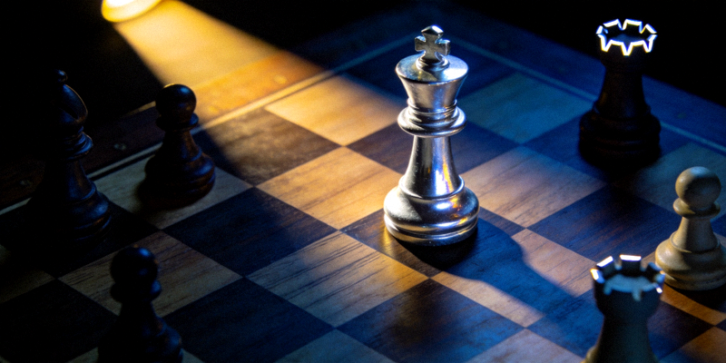 象征专注与深度的图像，一盏聚光灯照亮棋盘上的关键棋子